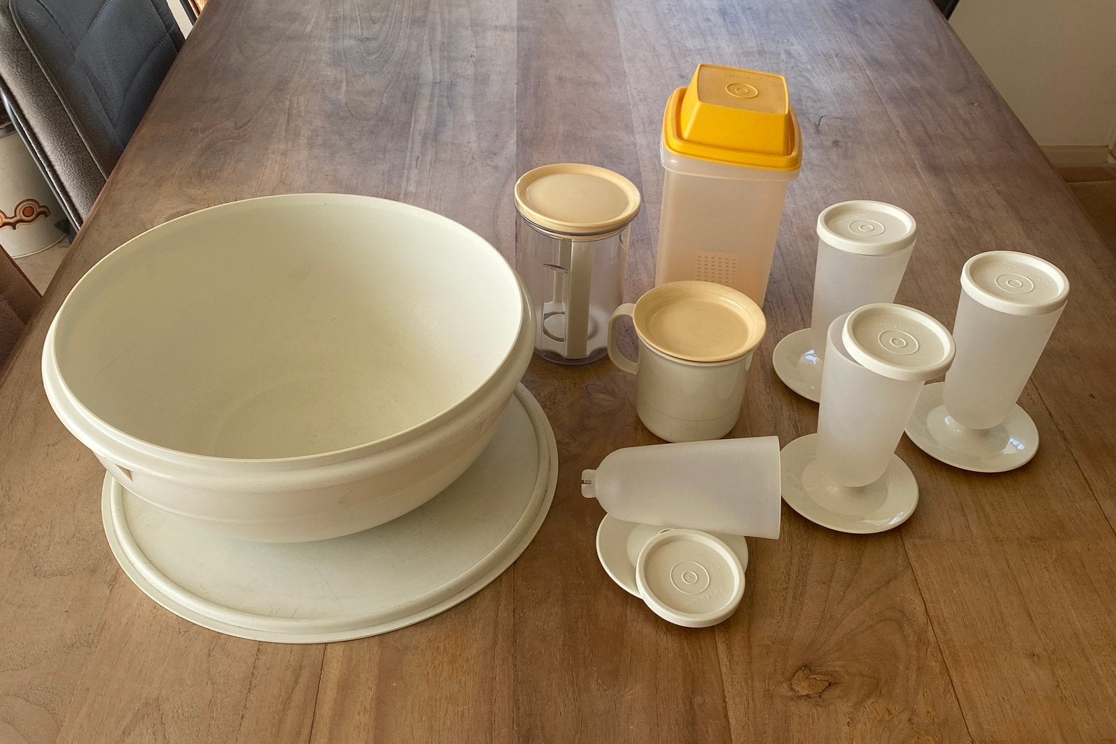 Te koop verschillende opberg artikelen van Tupperware., Ophalen