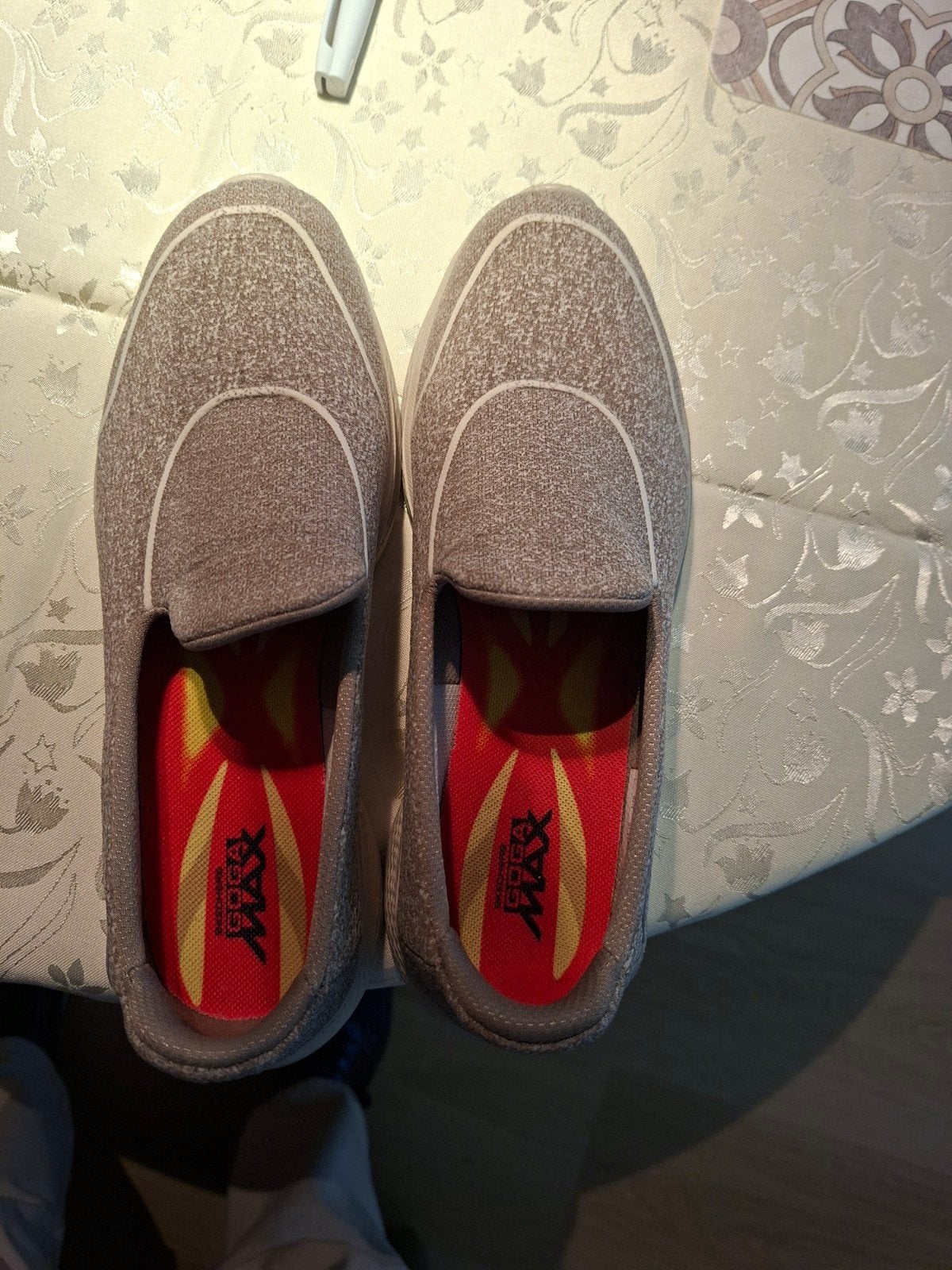 Skechers Nieuw Beige mt 37, Ophalen of Verzenden, Nieuw, Beige, Pantoffels of Sloffen