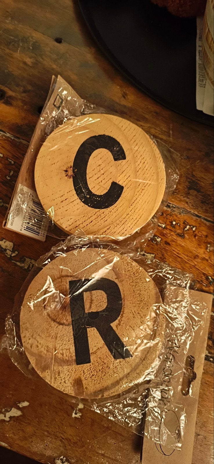 Houten ophangknoppen met letters C en R, Ophalen of Verzenden, Nieuw, Meerkleurig, Hout