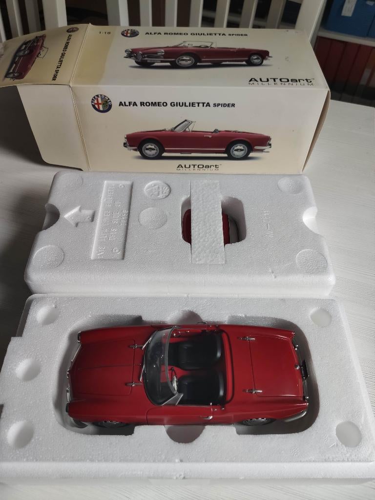 1:18 Autoart Alfa Romeo Giulietta Spider rood 1957, Ophalen of Verzenden, Zo goed als nieuw, Auto, Autoart