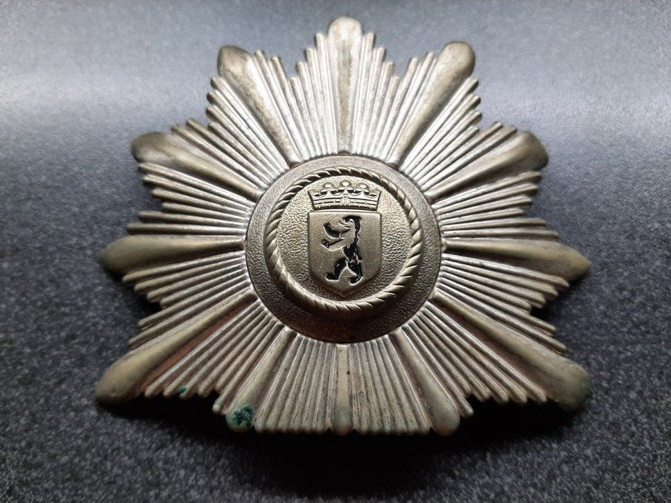 Duitsland  - Schutzpolizei - Berlin / Shako plaat 10,5 x 8,5, Ophalen of Verzenden, Landmacht, Duitsland, Embleem of Badge