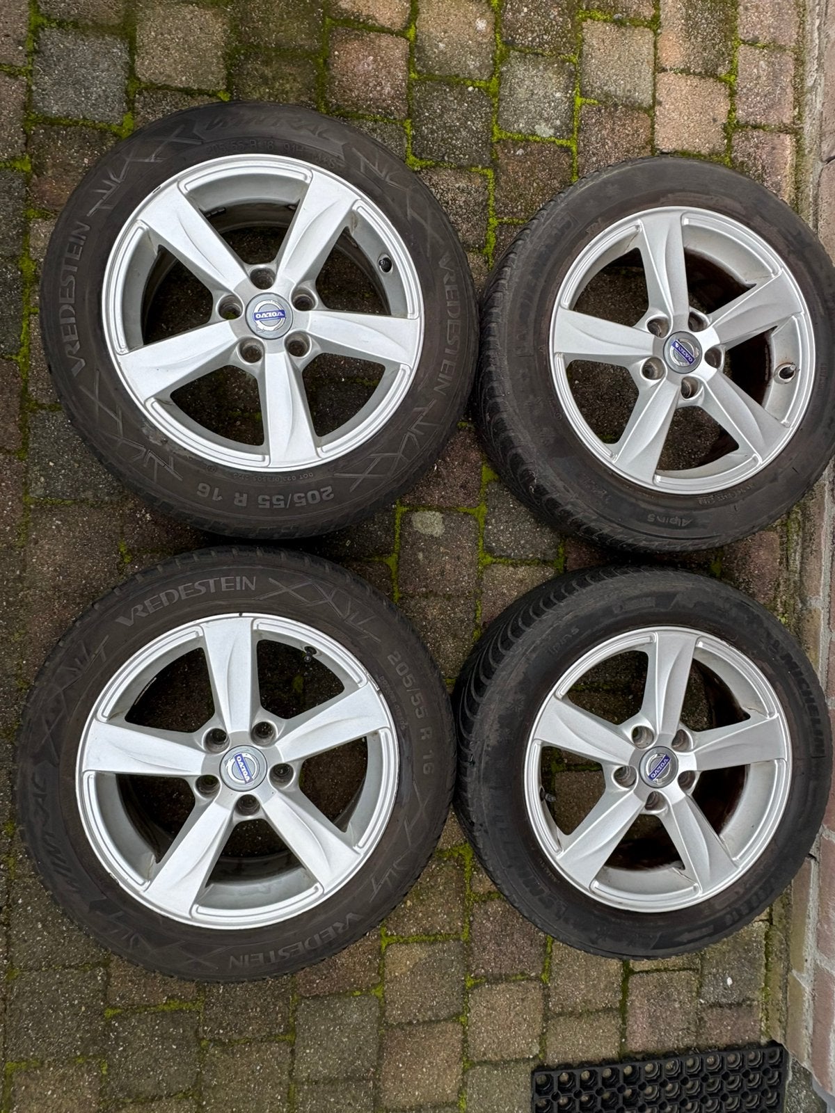 Winterbanden met velgen Volvo V40, Ophalen, Volvo