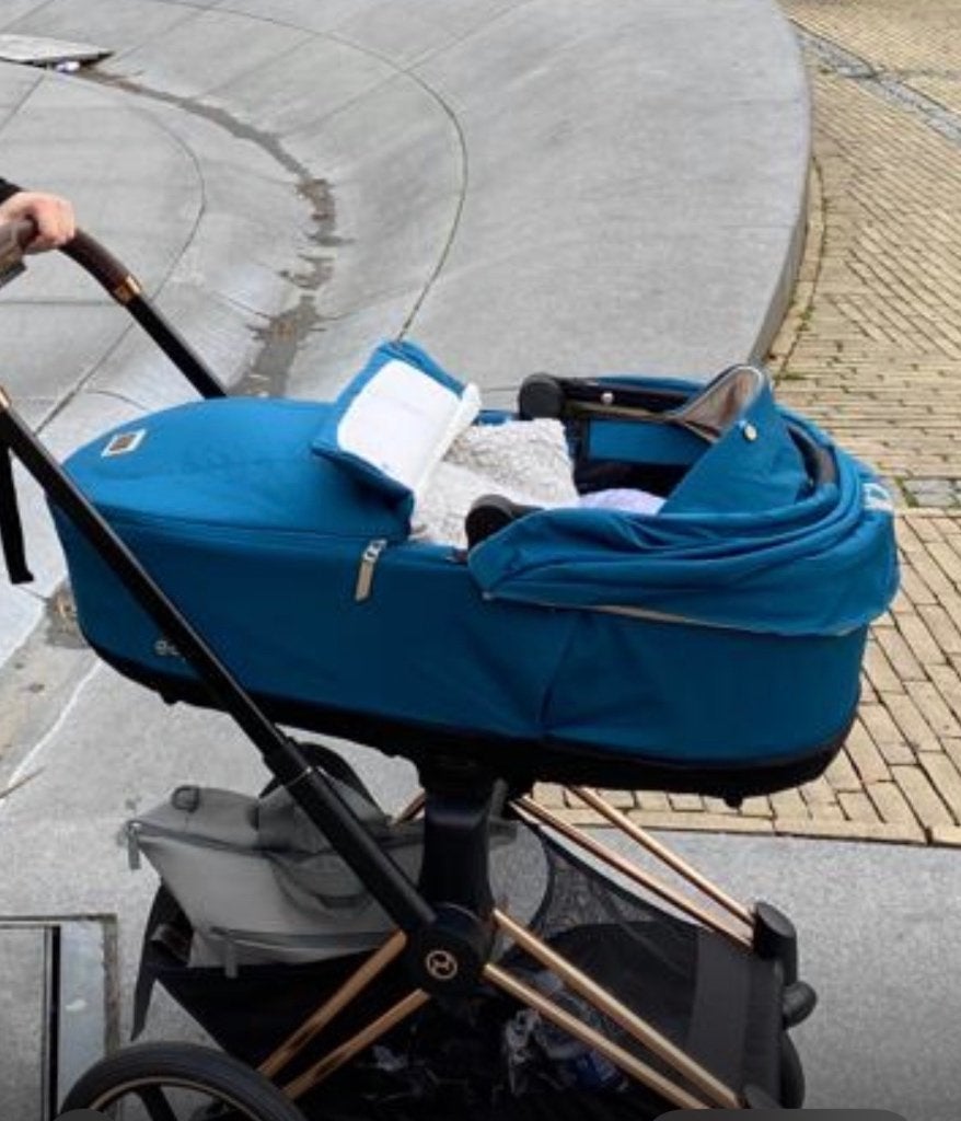 Kinder autostoel + wieg + adapters, Autogordel, 0 t/m 18 kg, Slaapstand, Zo goed als nieuw
