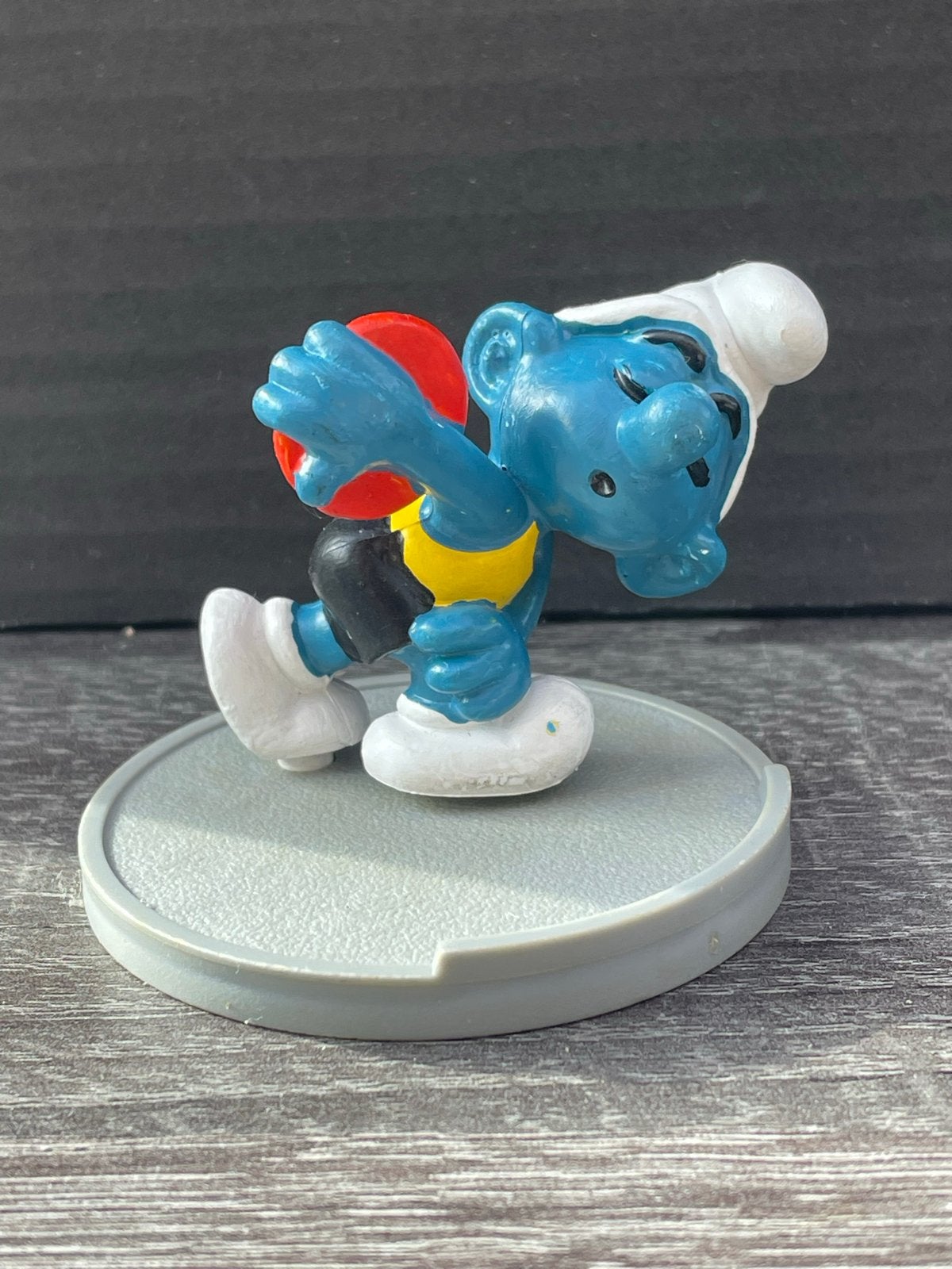 Smurf discus - Sportieve Smurf met bal, Verzamelen, Smurfen, Ophalen of Verzenden, Gebruikt, Overige Smurfen, Poppetje, Figuurtje of Knuffel