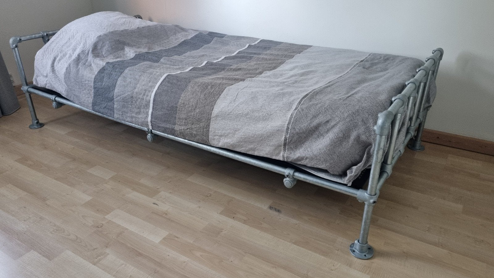 Eenpersoonsbed van metaal, industrieel design, Gebruikt, 90 cm, Eenpersoons, Ophalen of Verzenden