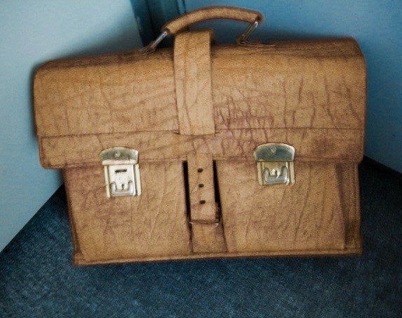 VINTAGE .BRUIN LEREN SCHOOL/AKTETAS als nieuw, Sieraden, Tassen en Uiterlijk, Tassen | Schooltassen, 30 tot 40 cm, Bruin, Aktetas of Boekentas