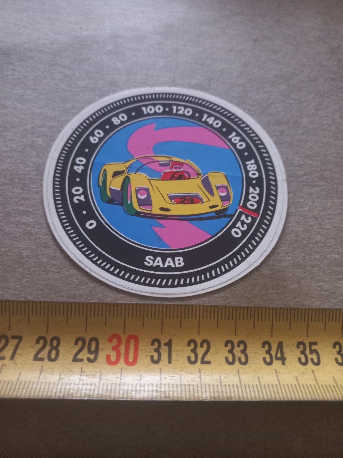 Vintage SAAB sticker met sportwagen en snelheidsmeter, Ophalen of Verzenden