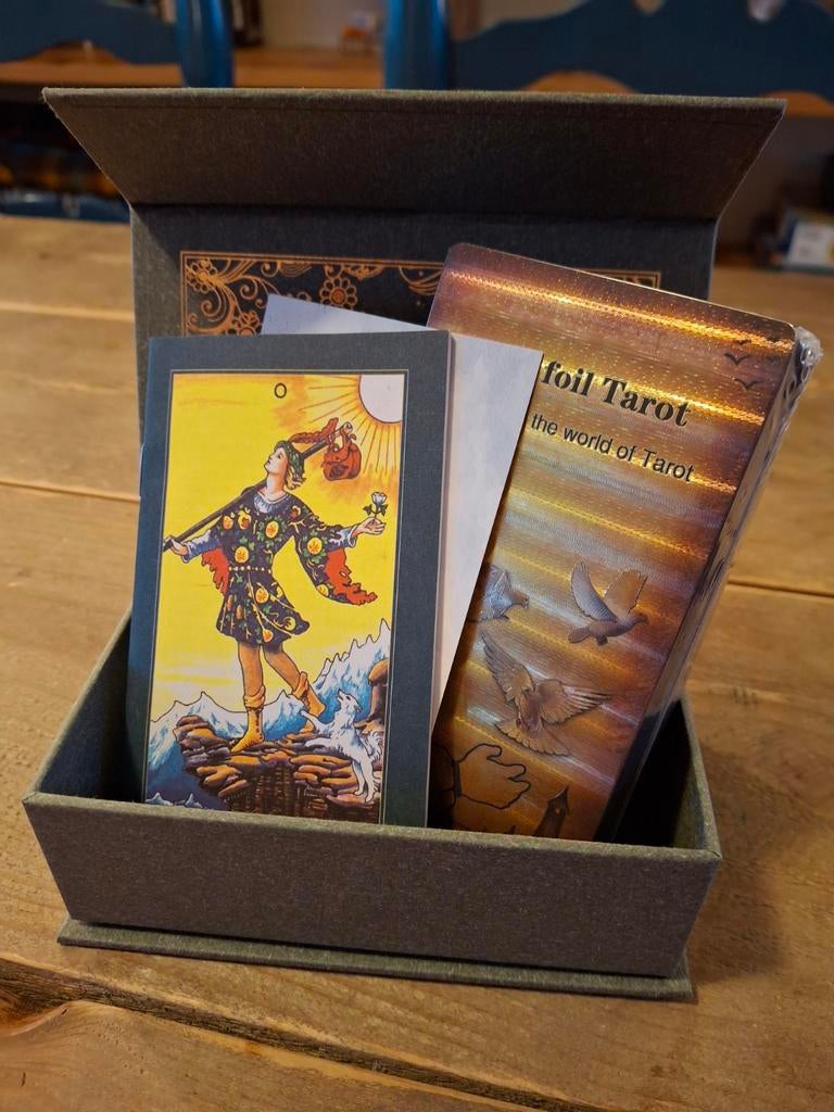 Nieuw Geseald Gold Foil Holografisch Tarot Deck + Boekje, Ophalen of Verzenden, Nieuw