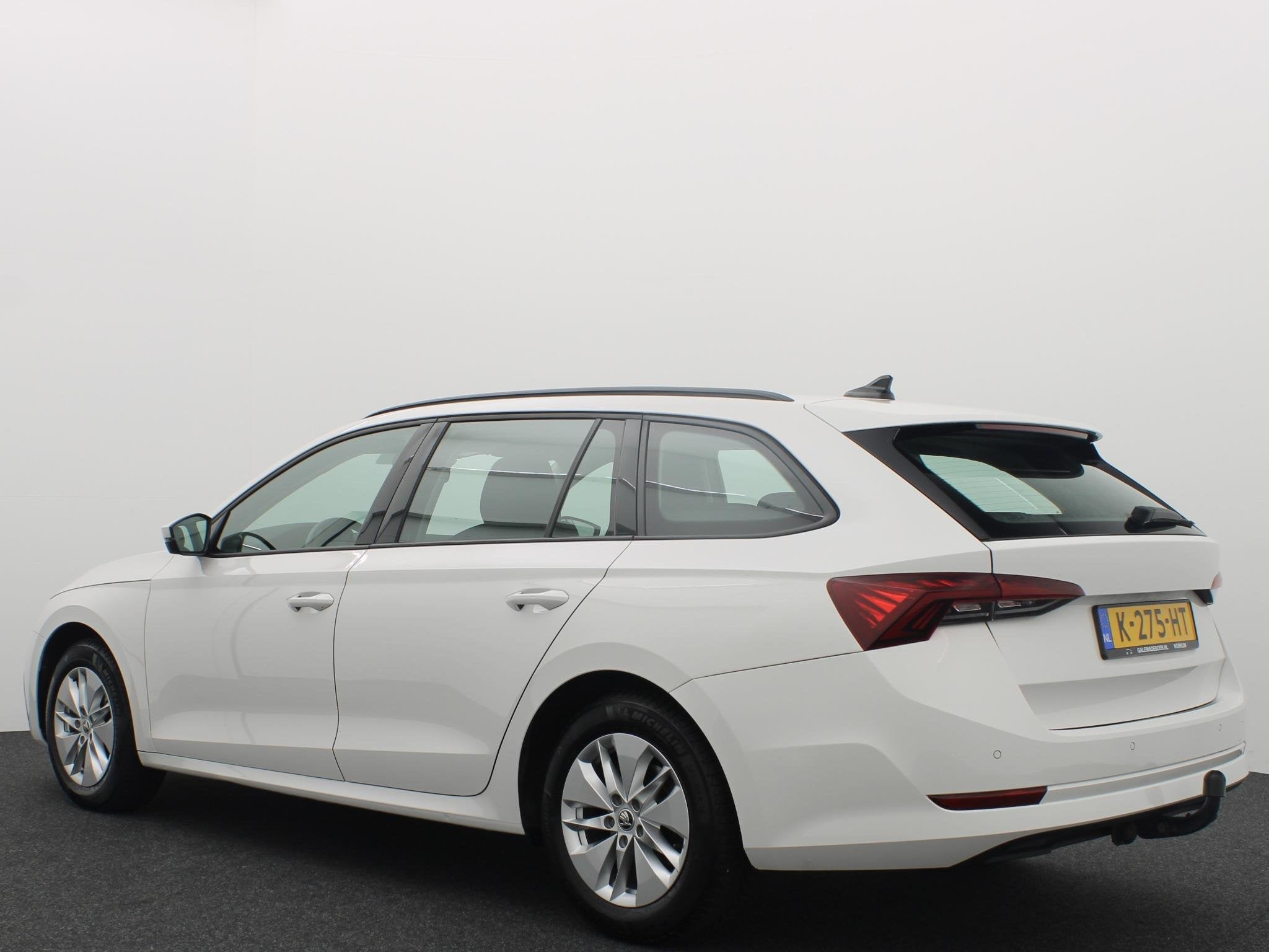 Skoda Octavia Combi 1.0 e-TSI Business Edition AUTOMAAT / TR, Auto's, Parkeersensor, Stof, Gebruikt, Euro 6