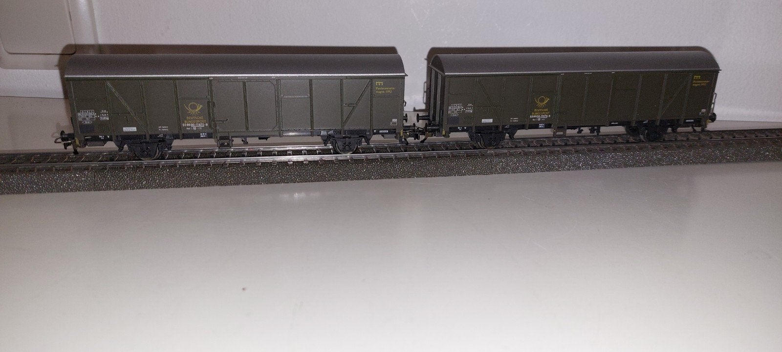 2 Märklin Groene Postwagons van de DB, Wisselstroom, Gebruikt, Wagon, Ophalen of Verzenden