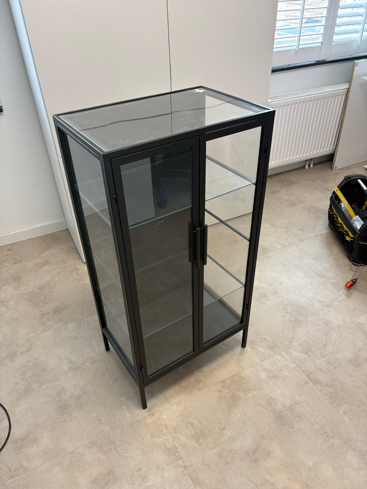 Mooie stalen vitrinekast met glazen deuren en planken, Huis en Inrichting, Kasten | Vitrinekasten, Ophalen, 100 tot 150 cm, 50 tot 100 cm