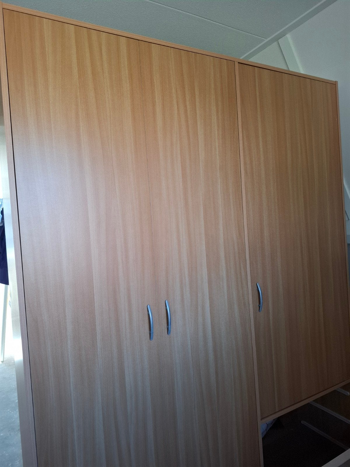 Ruime kledingkast met planken, hangruimte en lades
