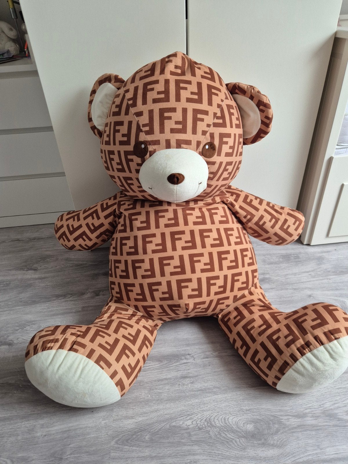 Grote Fendi-stijl teddybeer - Uniek decoratiestuk, Overige merken, Overige karakters, Beer, Ophalen of Verzenden