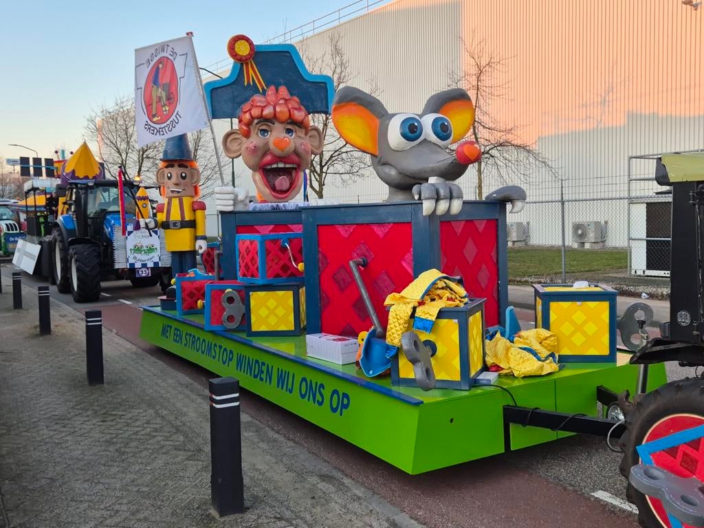 Mooie carnavalswagen / loopgroep compleet met 28 pakken, Hobby en Vrije tijd, Feestartikelen | Verhuur, Ophalen, Carnaval