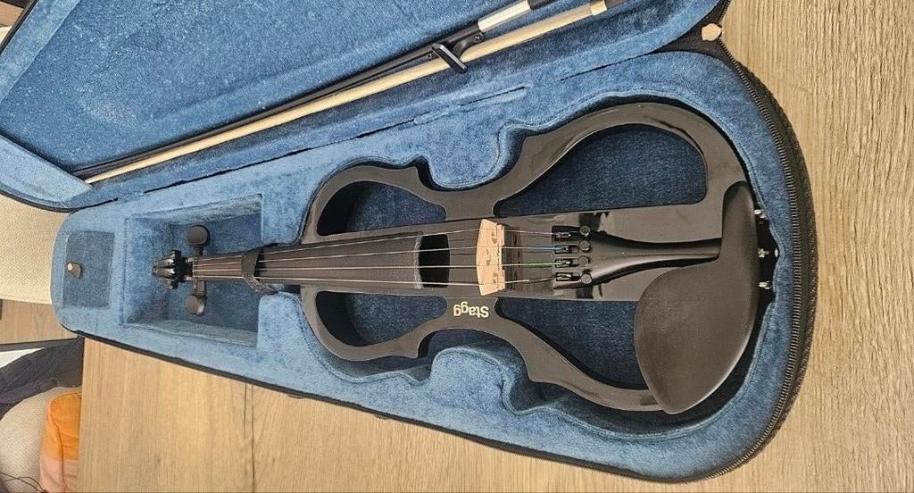 Stagg electrische viool met nieuwe snaren., Muziek en Instrumenten, Ophalen, 4/4-viool, Met koffer