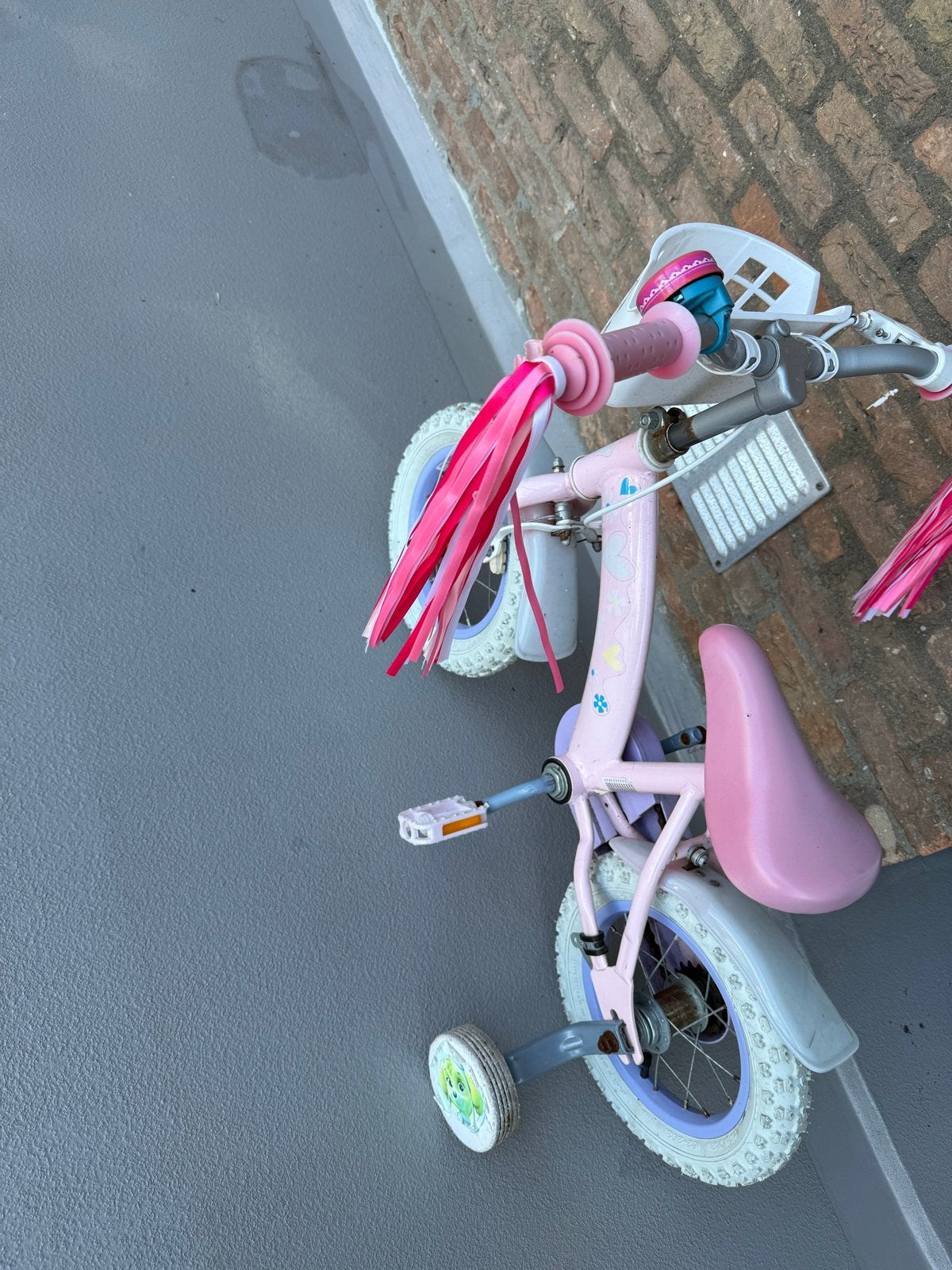 Foto 2 van Roze kinderfiets met zijwieltjes - Uitstekende staat
