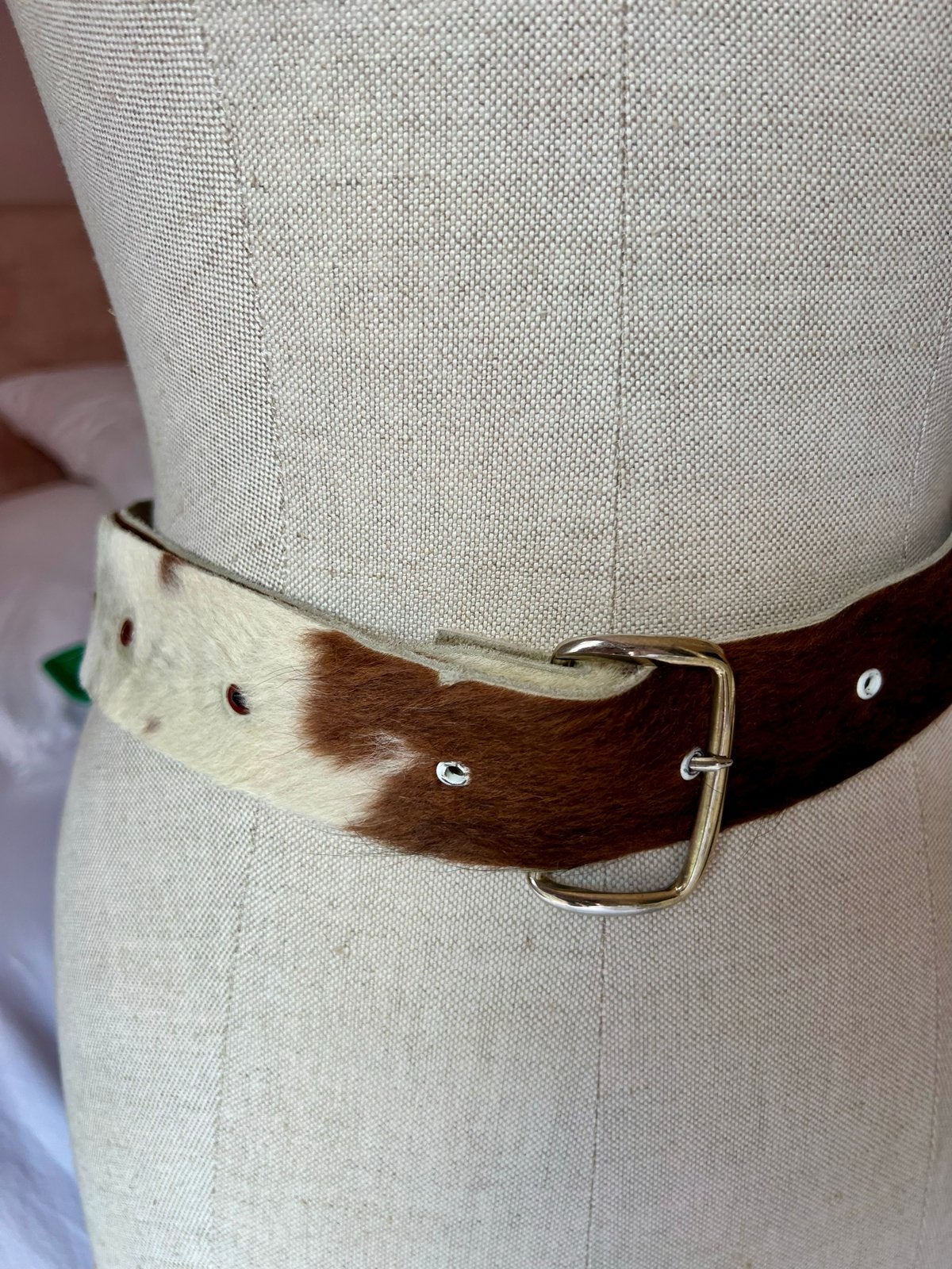 Riem van koeienvacht bruin/beige met goudkleurige gesp, Bruin, Echt leder, 90 tot 100 cm, Heupriem