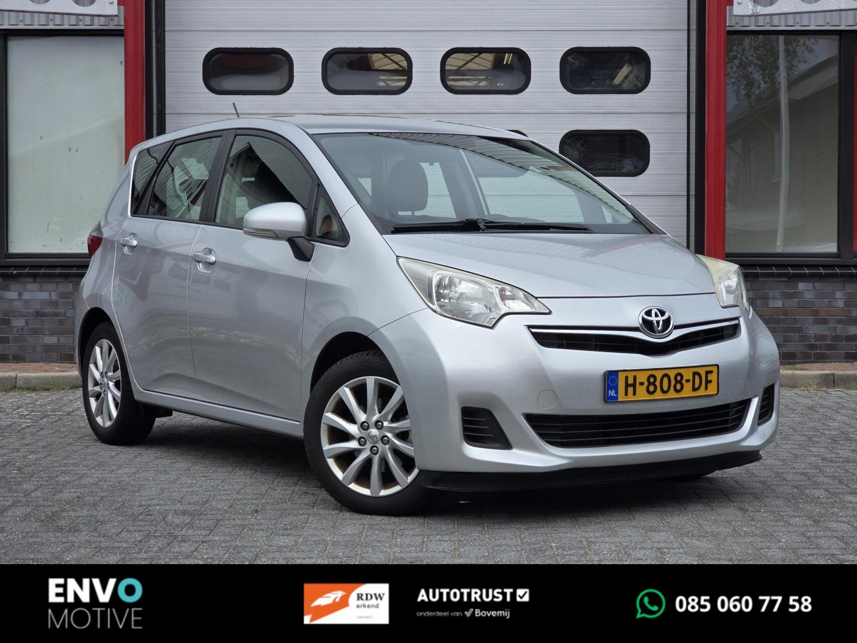 Toyota Verso-S 1.3 VVT-i Aspiration Trekhaak/Camera/Navi/LMV, Auto's, Voorwielaandrijving, Euro 5, Stof, Gebruikt