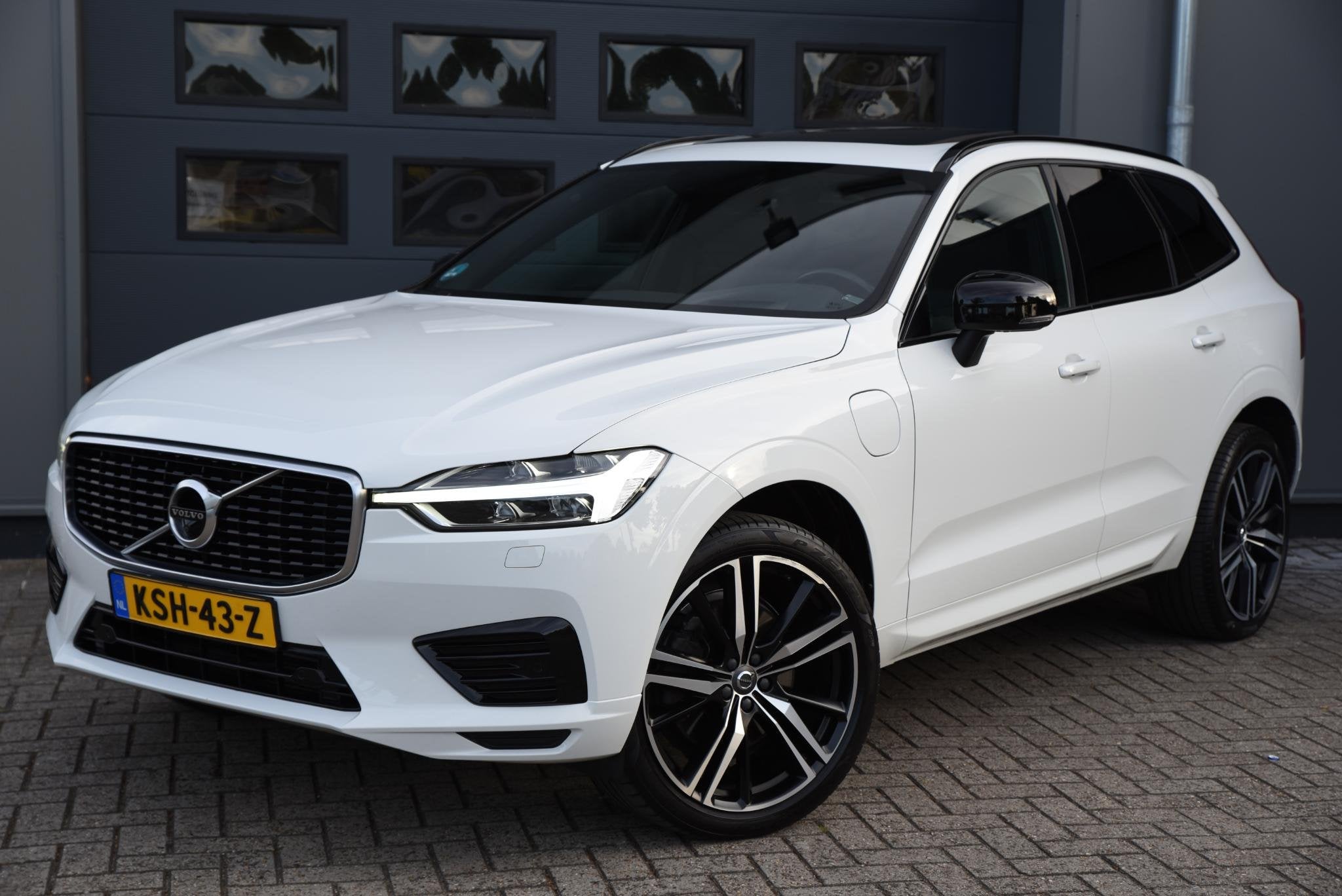 Volvo XC60 2.0 T8 Twin Engine AWD R-Design PANO TREKHAAK HUD, Auto's, Stof, Gebruikt, Euro 6, 4 cilinders