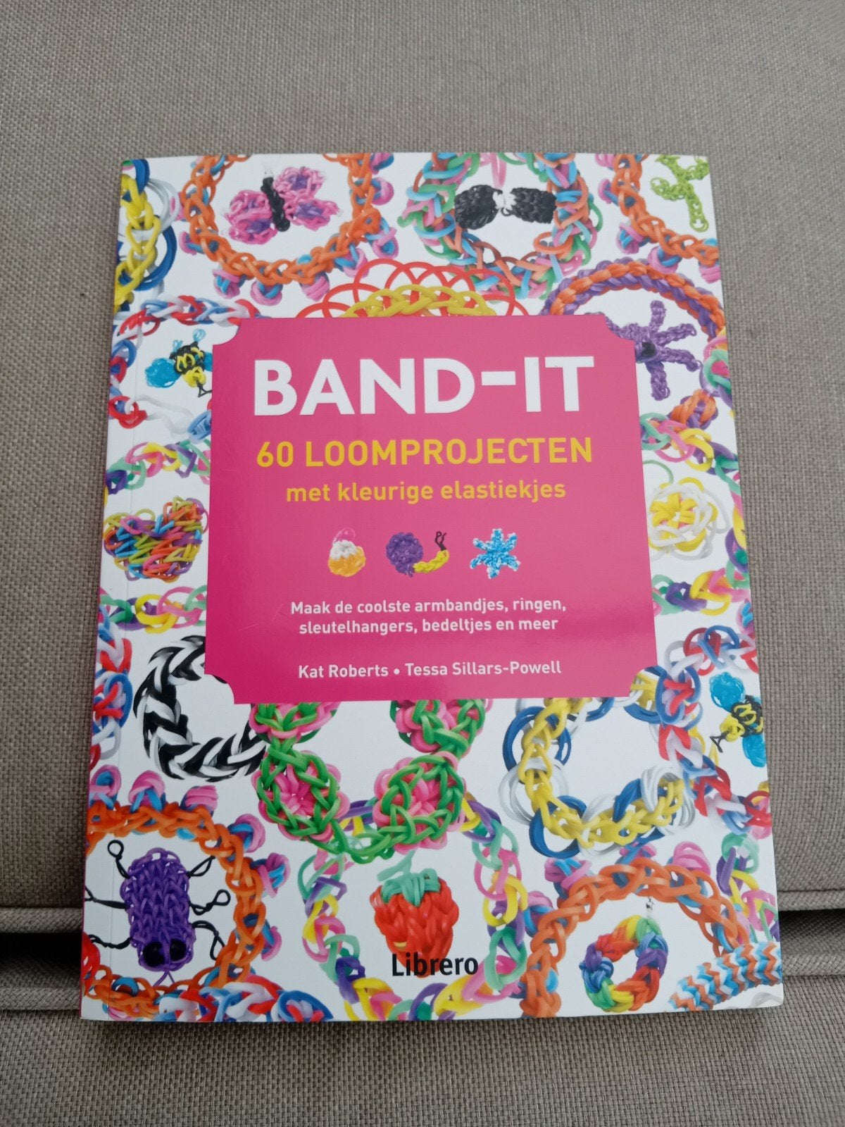 BAND-IT: 60 Loomprojecten met kleurige elastiekjes, Ophalen of Verzenden, Zo goed als nieuw, Overige onderwerpen, Kat Roberts, Tessa Sillars-Powell