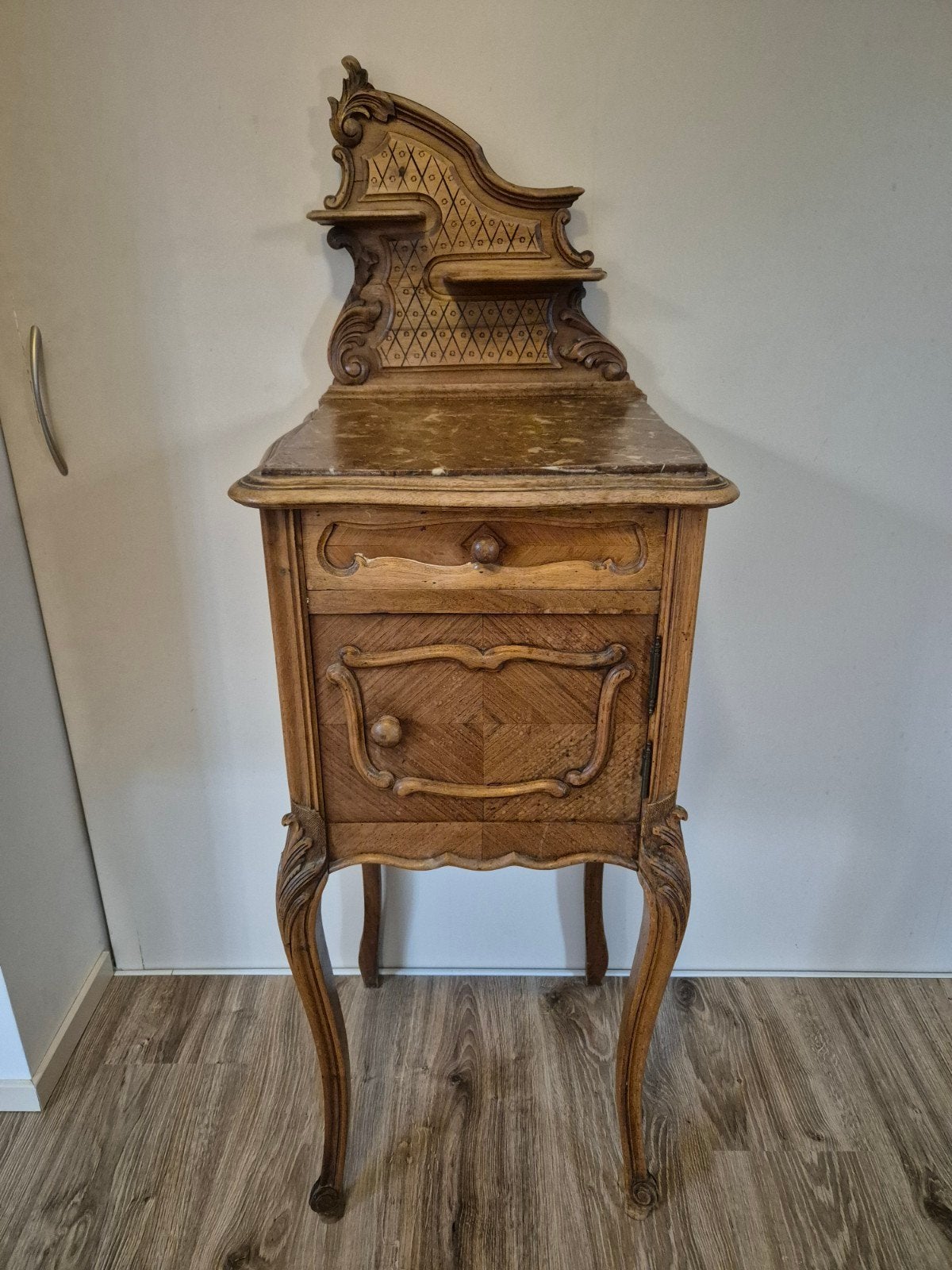 Sierlijk antiek Frans nachtkastje van notenhout, Ophalen, Gebruikt, Minder dan 45 cm, 70 cm of meer