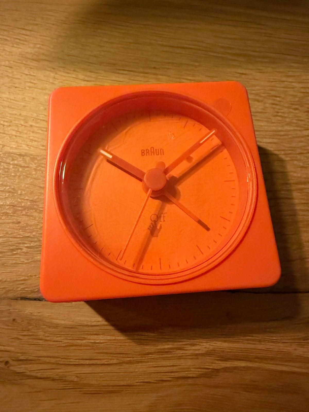 Braun x Off-White BC02 reiswekker Oranje Nieuw, Witgoed en Apparatuur, Ophalen of Verzenden, Nieuw, Analoog