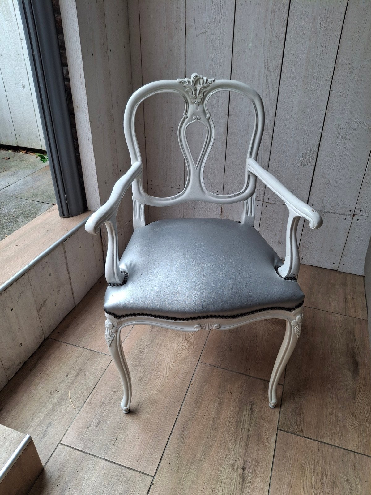 Brocante fauteuil met zilverkleurig bekleding, Ophalen