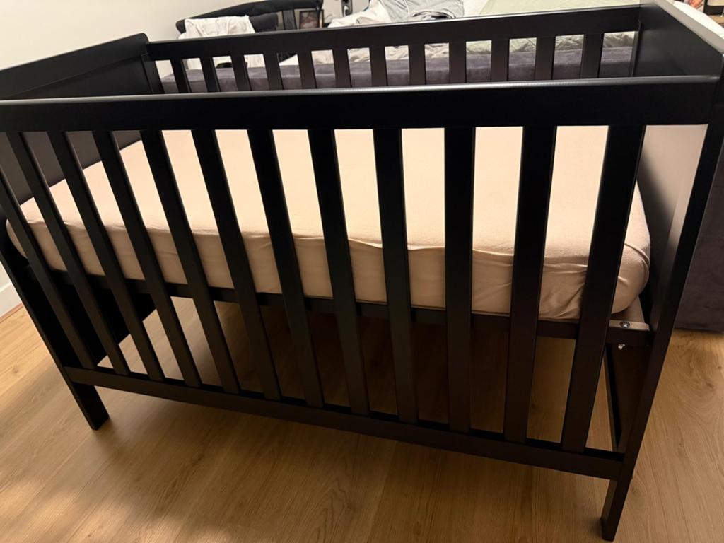 Baby bedje te koop  bedje en  matras in December gekocht, Ophalen of Verzenden