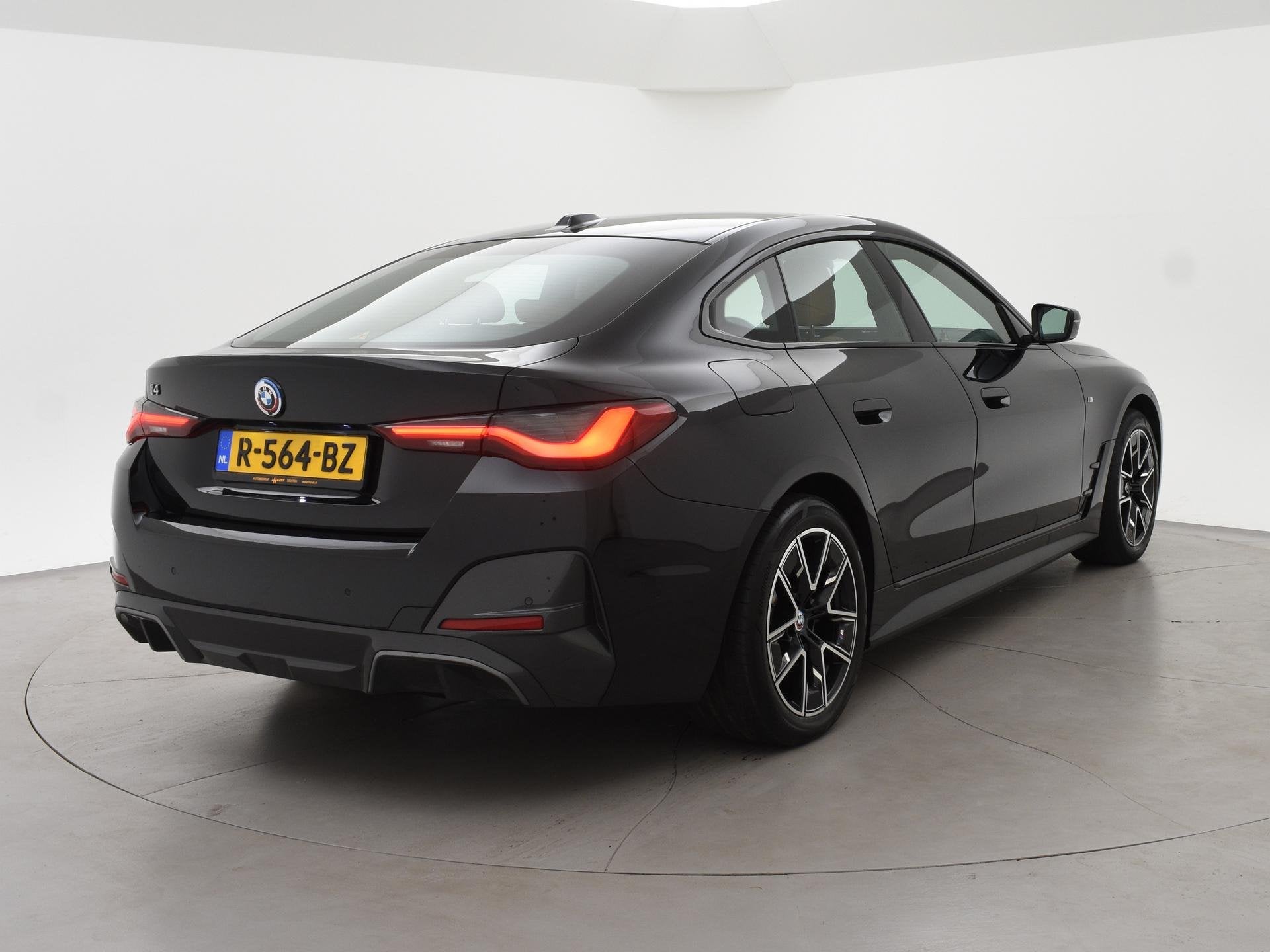 BMW i4 eDrive40 84 kWh M-SPORT + ADAPTIVE CRUISE | SFEERVERL, Auto's, Achterwielaandrijving, 590 km, Origineel Nederlands, Automatische klimaatregeling