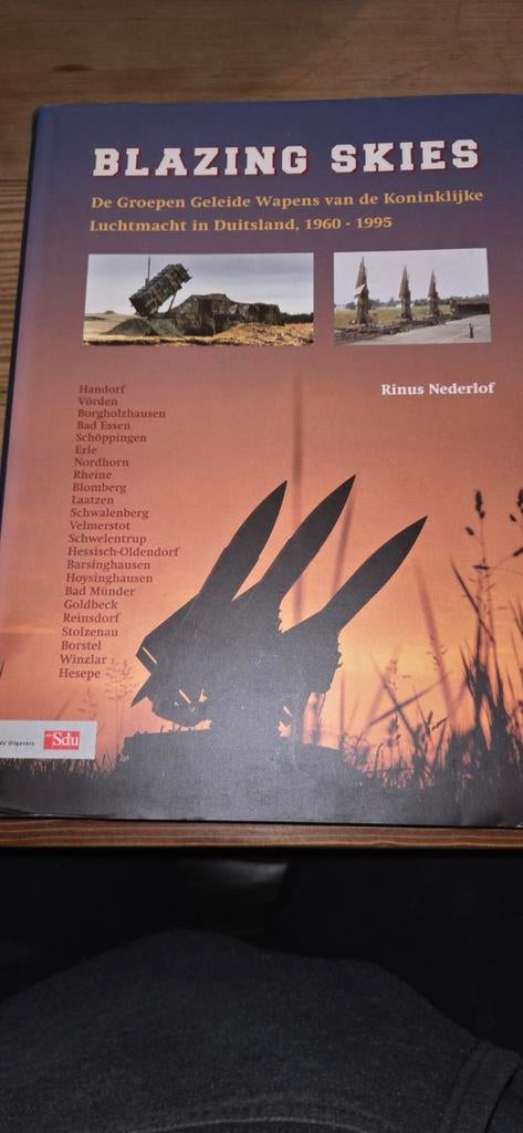 Blazing skies, Verzamelen, Ophalen of Verzenden, Luchtmacht, Nederland, Boek of Tijdschrift
