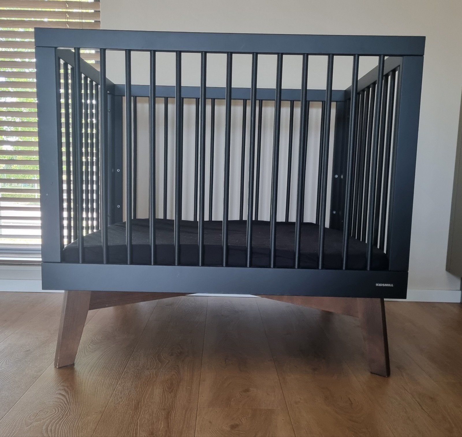 Kidsmill Sixties box Zwart/Walnoot, Ophalen, Zo goed als nieuw, Rechthoekig, In hoogte verstelbaar