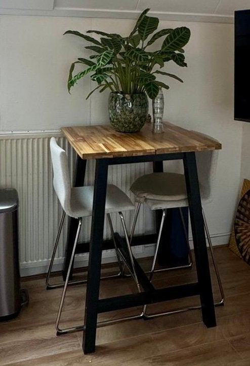 Hoge bartafel met 2 barkrukken van IKEA - Zo goed als nieuw, Ophalen, 50 tot 100 cm, Vierkant, Tot twee personen