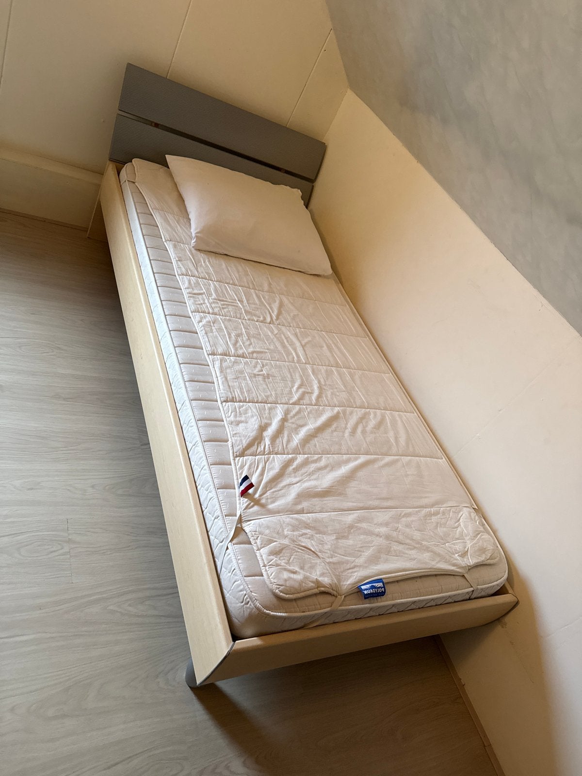 Eenpersoonsbed met matras, licht hout en grijs hoofdeinde, Ophalen, Gebruikt, 90 cm, Eenpersoons
