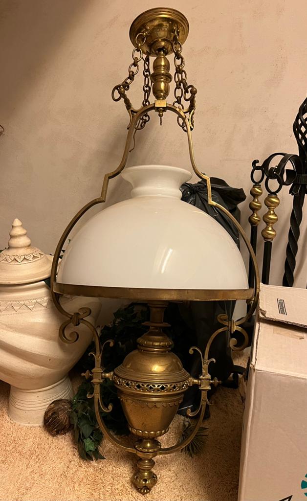 Antiek hang lamp (olielamp) koper/messing met wit glazen kap, Antiek en Kunst, Antiek | Lampen, Ophalen