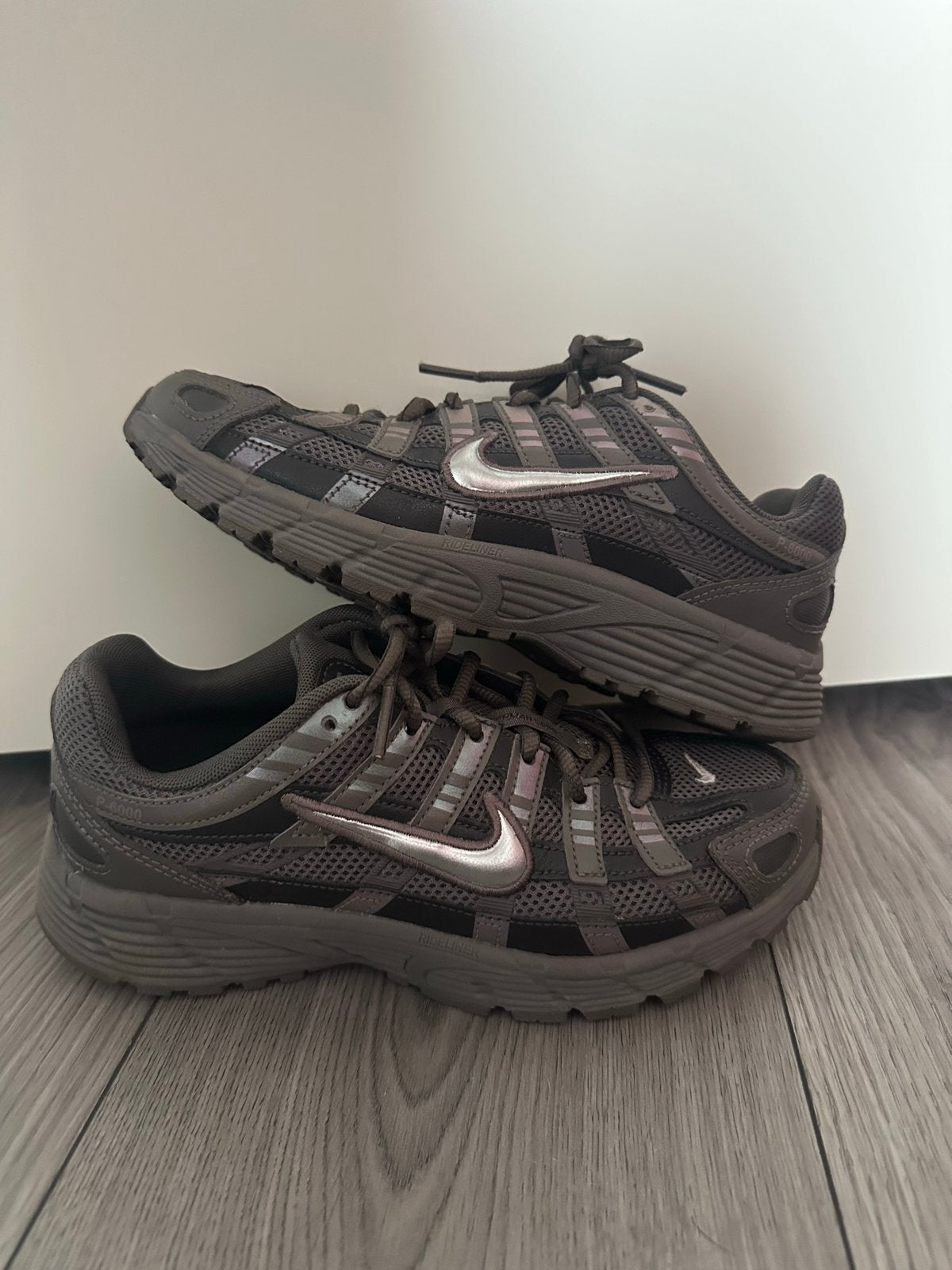 Nike P-6000 sneakers - Grijs - Maat 37.5, Kleding | Dames, Ophalen of Verzenden, Gedragen, Grijs, Sneakers of Gympen