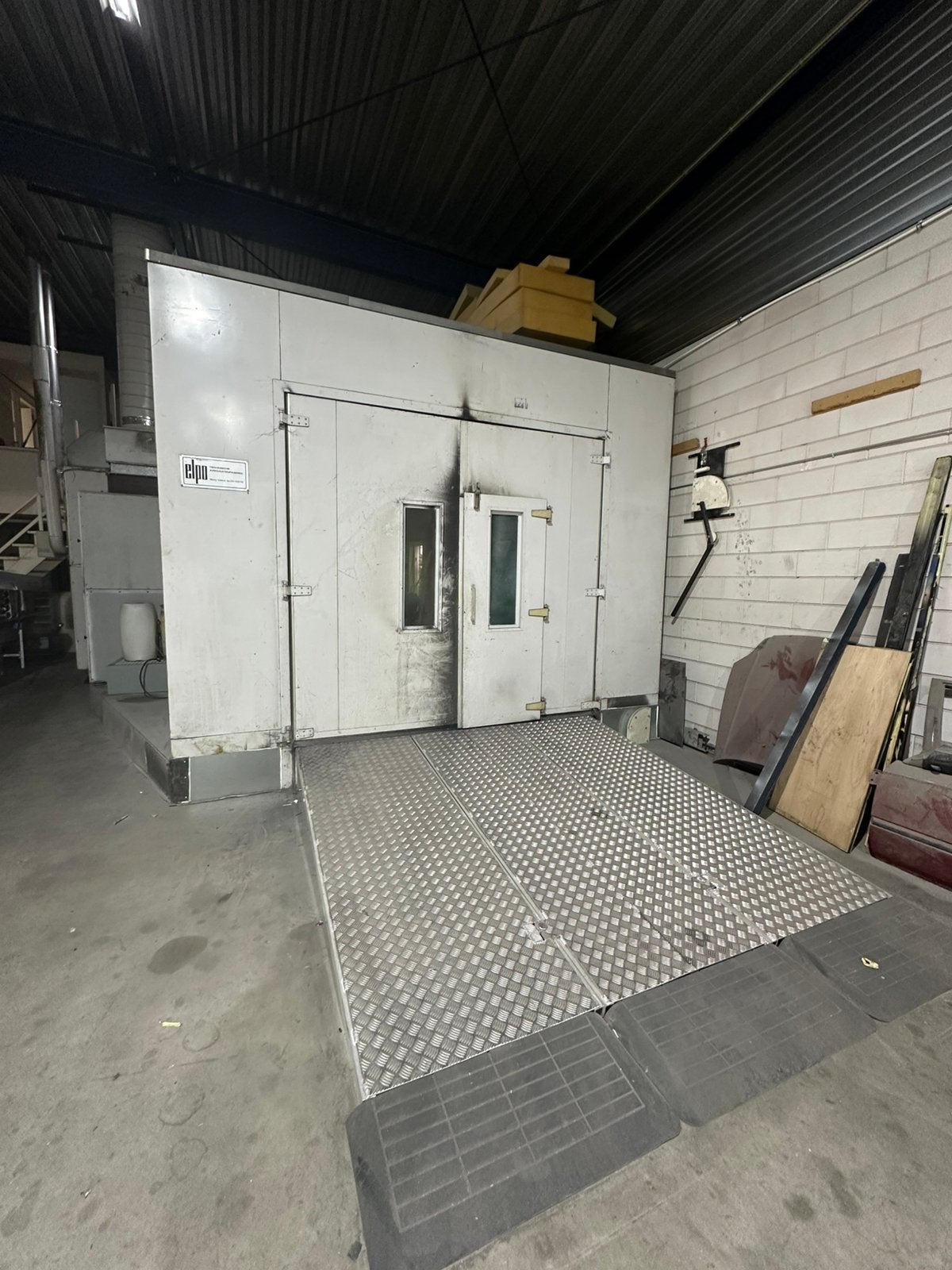 Elpo spuitcabine 7,2m lang 6,5m breed met diesel brander, Blikschade