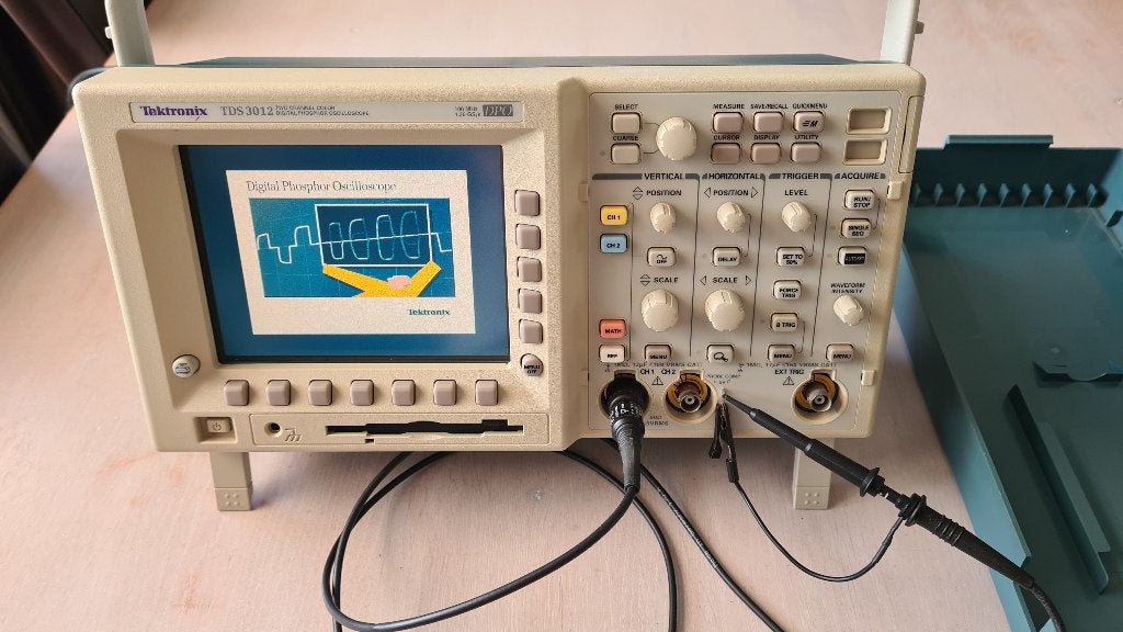Tektronix TDS 3012 100 MHz 1.25 GS/s 2 kanaals oscilloscope, Ophalen, Gebruikt, Elektriciteit