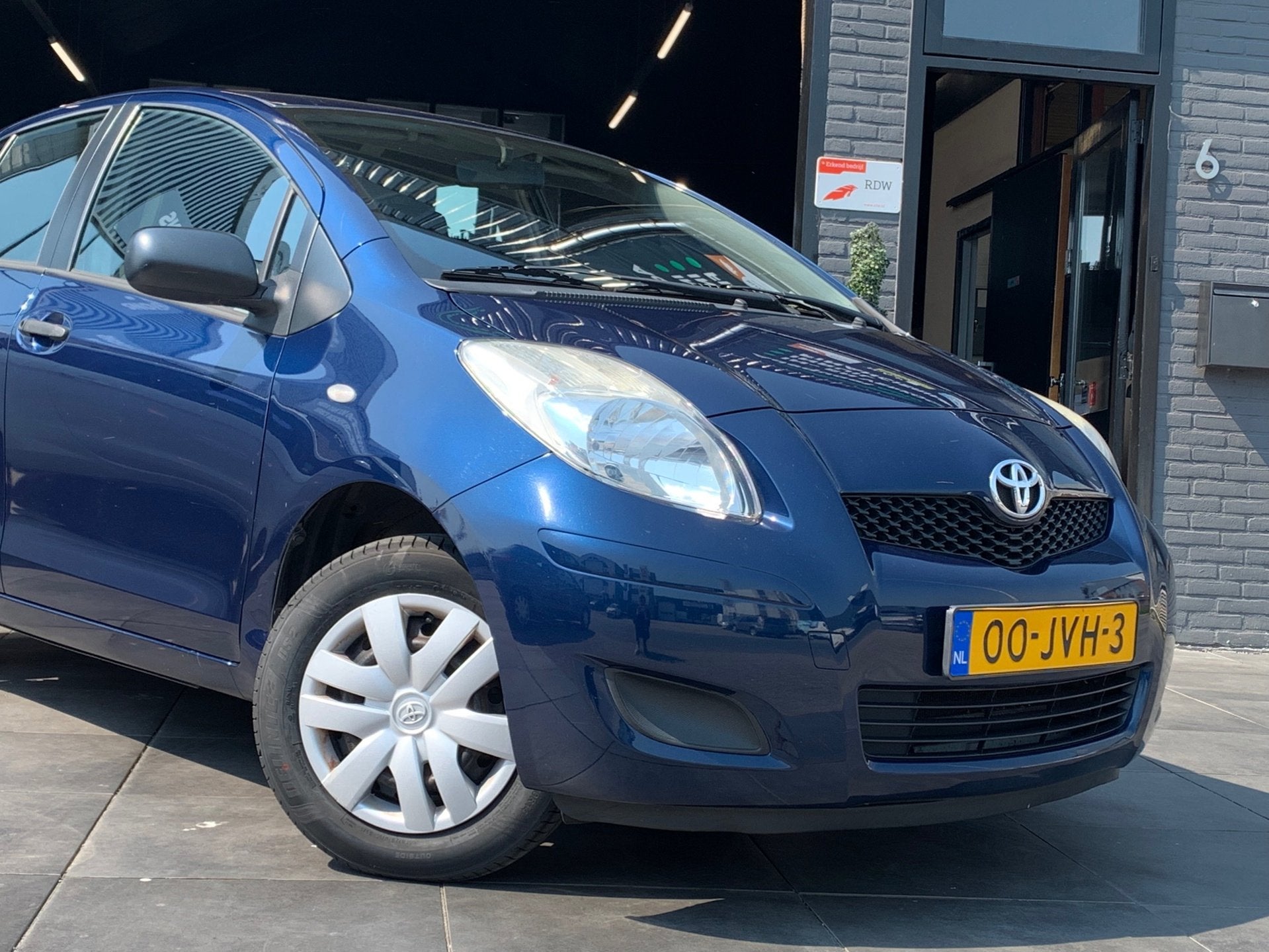 Toyota Yaris 1.0 VVTi Acces|2e eig|NAP|El.Ramen|APK|Trekhaak, Auto's, Toyota, Voorwielaandrijving, Stof, Met garantie (alle), Blauw