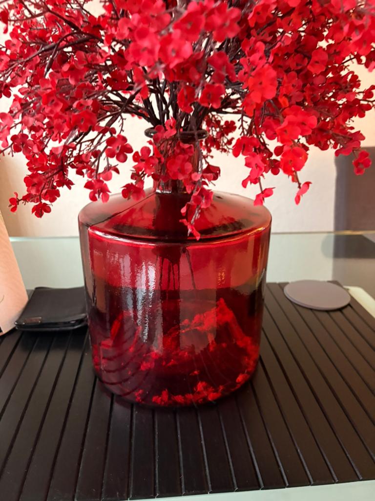 Mooie rode vaas met kunstbloemen 18 cm hoog, Huis en Inrichting, Woonaccessoires | Vazen, Gebruikt, Ophalen of Verzenden, Glas