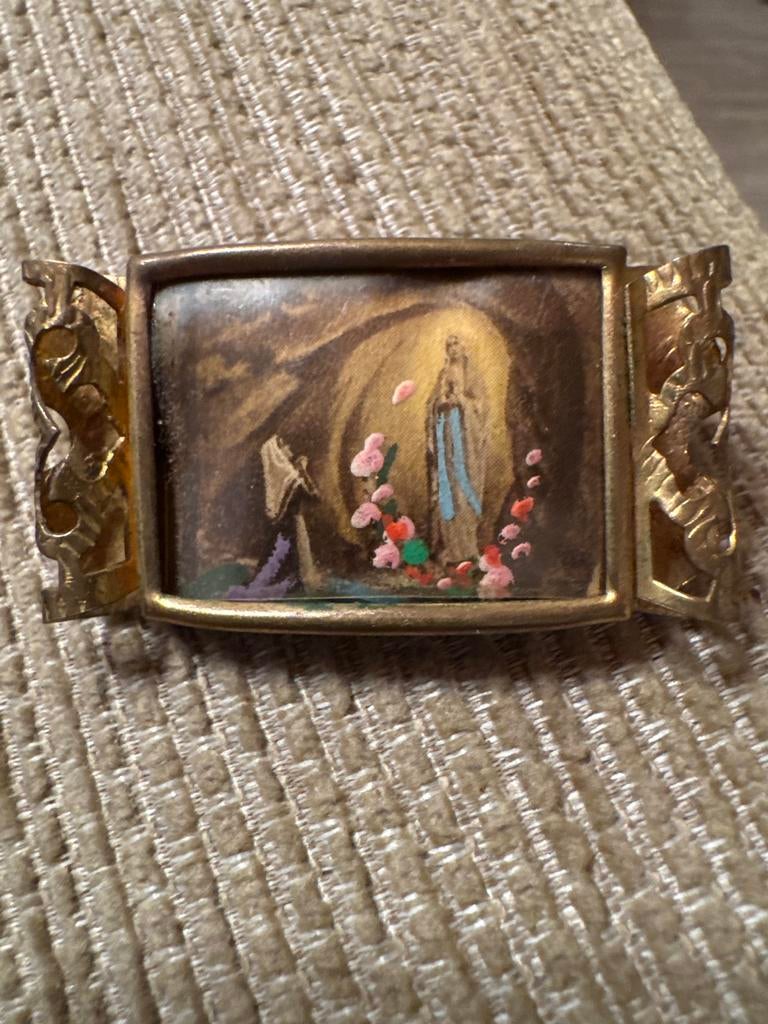Vintage Broche Maria Lourdes - Religieus Sieraad, Overige materialen, 4 tot 7 cm, Gebruikt, Ophalen of Verzenden