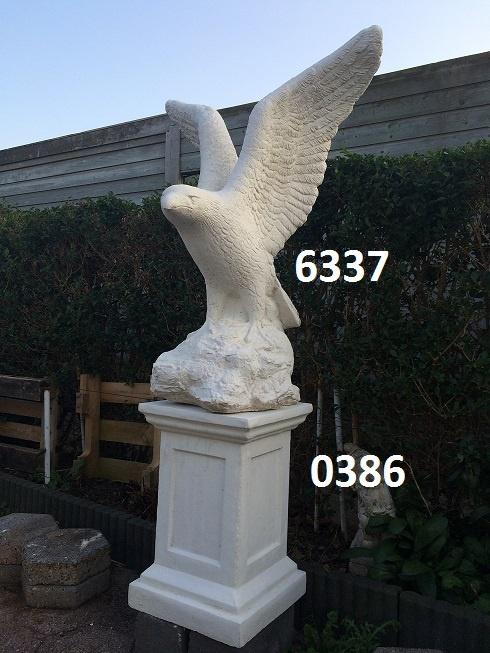 Adelaar op zuil.   nr 6337 & 0386., Ophalen, Nieuw, Beton, Dierenbeeld