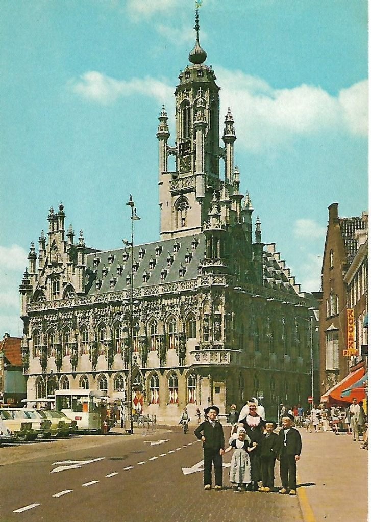 Middelburg- Stadhuis met klederdracht., Verzamelen, Verzenden, 1960 tot 1980, Gelopen, Zeeland