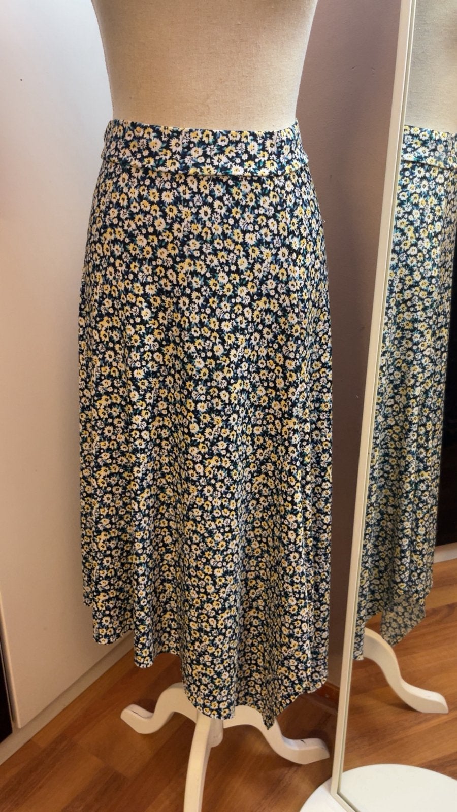 Zwarte midi rok met bloemenprint - Maat M, Zwart, Zo goed als nieuw, Onder de knie, Ophalen