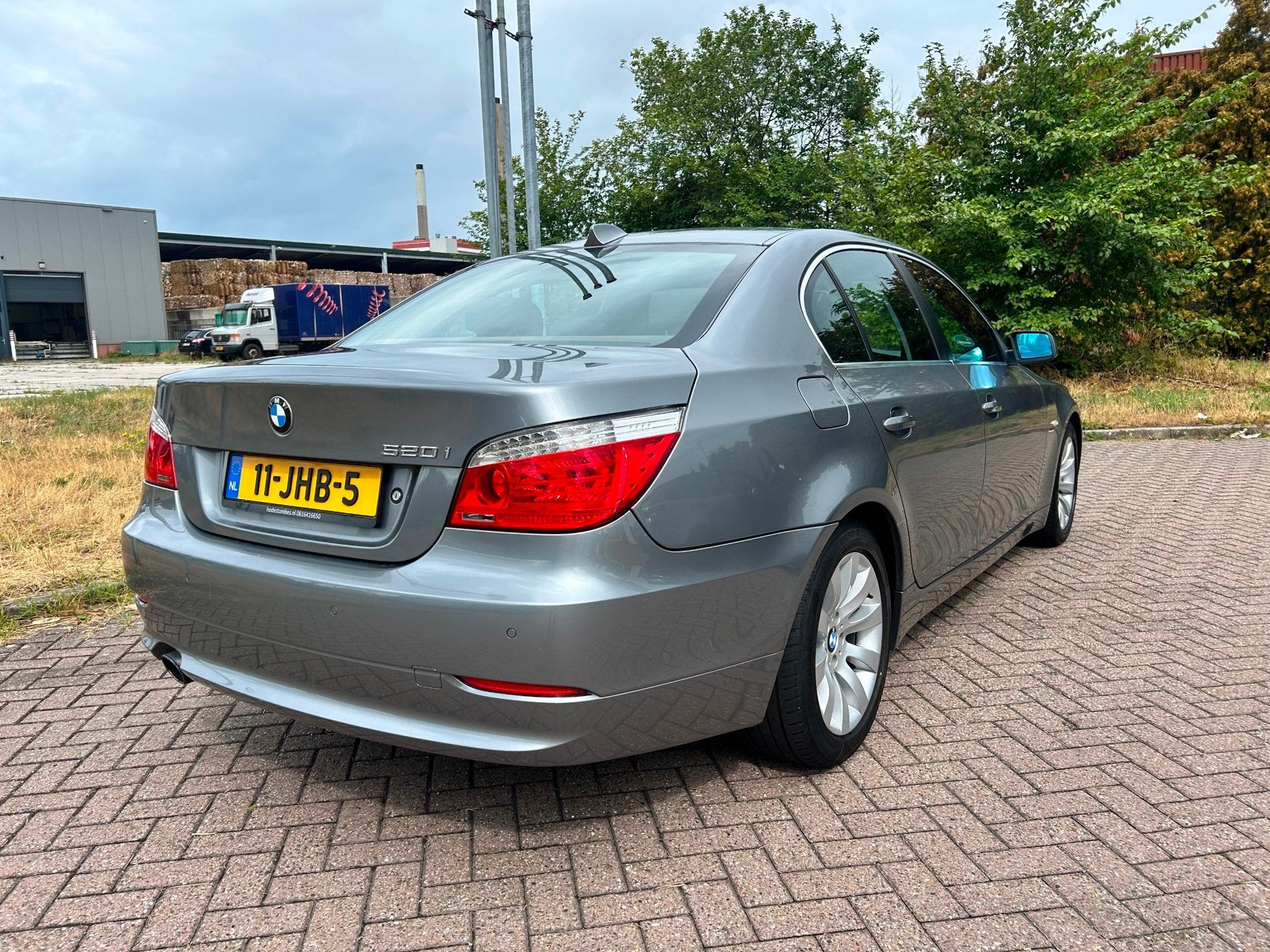 BMW 5-serie 520i Business Line AUT NAVI *MOTOR DEFECT*, Auto's, Automaat, 4 cilinders, Parkeersensor, 1465 kg