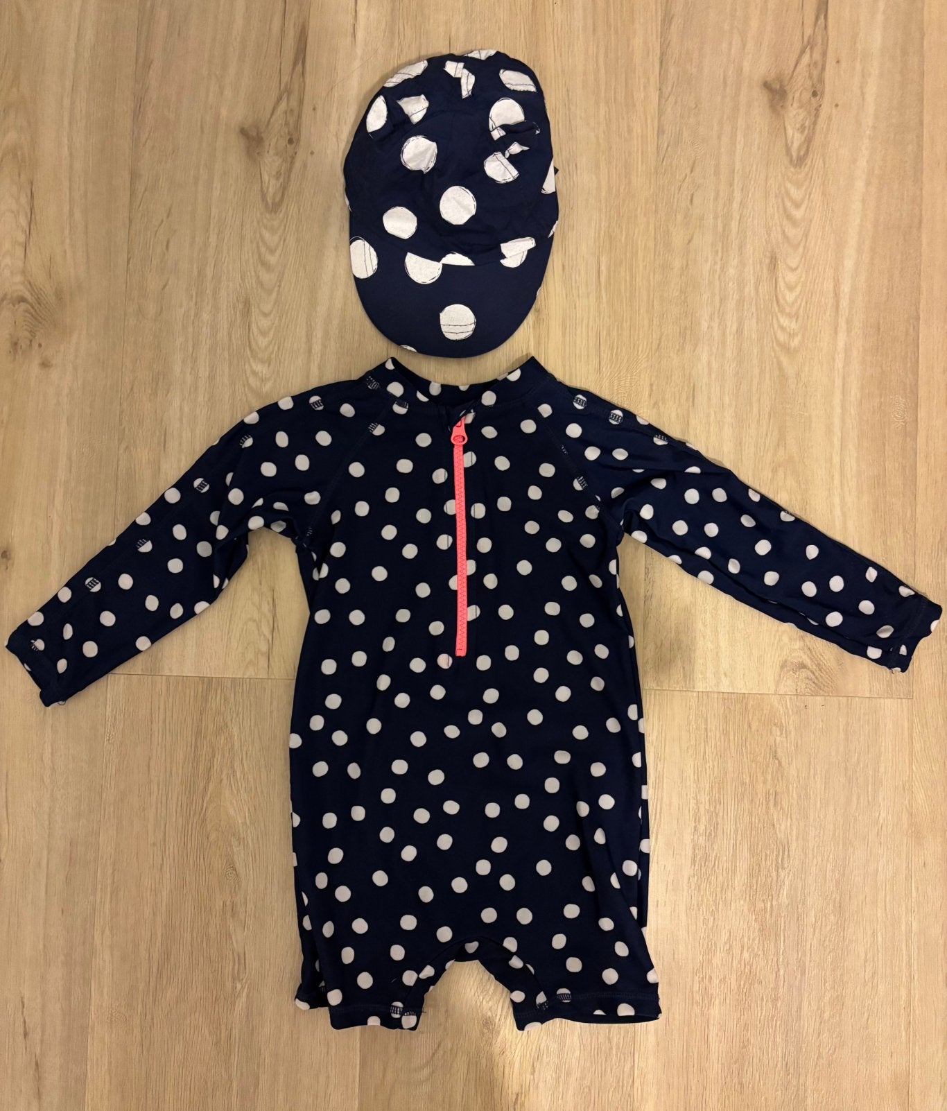 HEMA baby zwempakje maat 89/92 en petje 18-36mnd zgan, Kinderen en Baby's, Babykleding | Baby-zwemkleding, Jongetje of Meisje