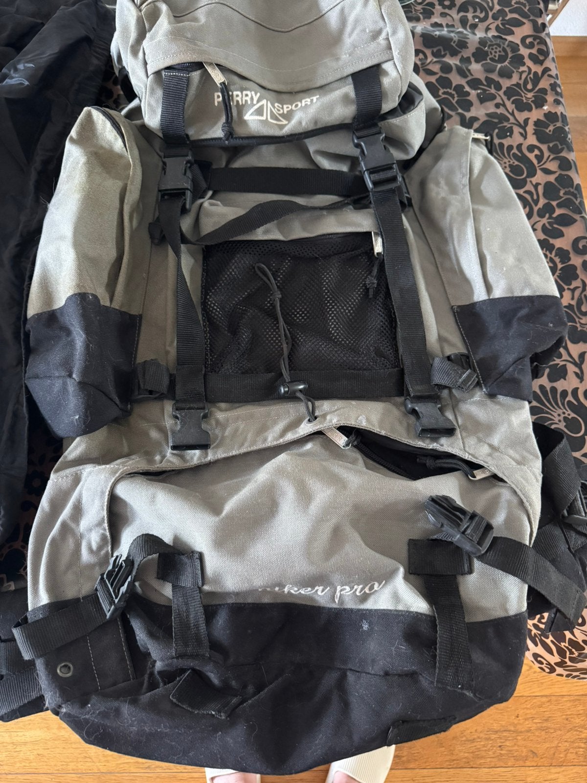Perry Sport Trekking Backpack + Regenhoes, Ophalen, 30 cm of meer, Zwart, Zo goed als nieuw