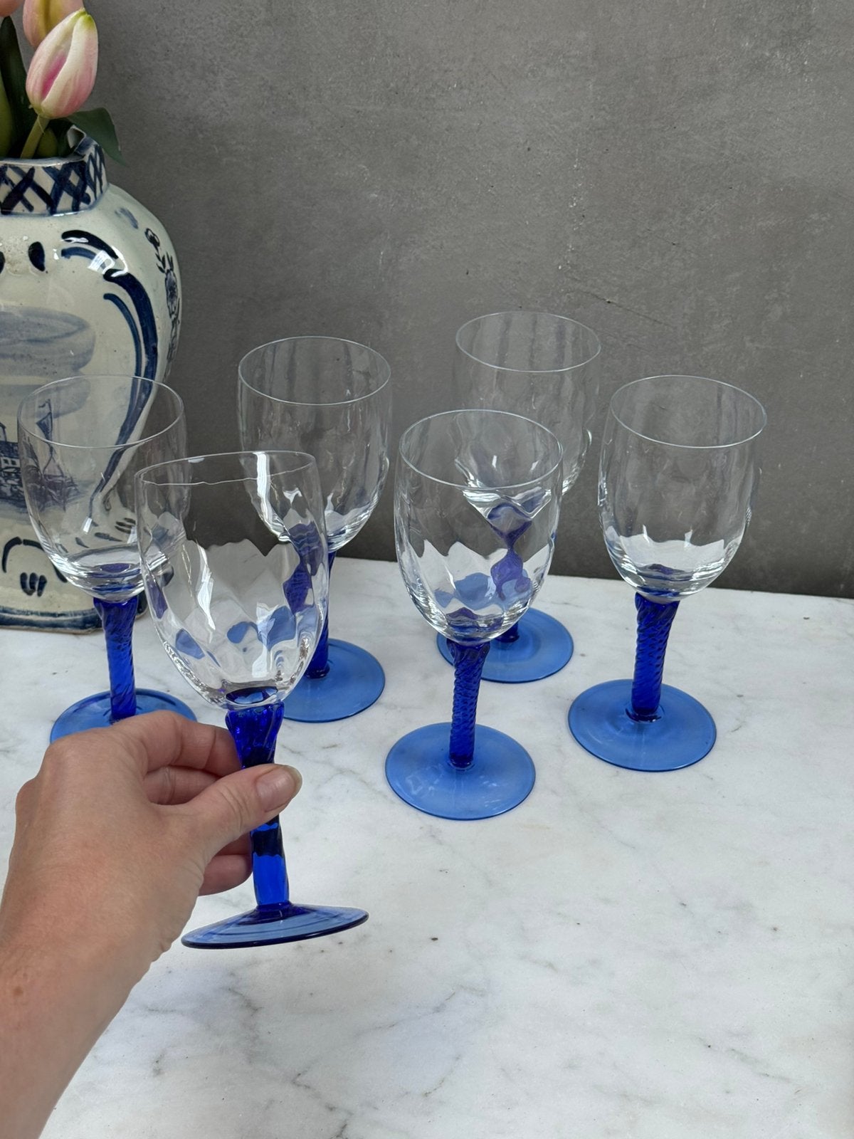 Vintage wijnglazen op gedraaide blauwe voet, Q, Overige typen, Q, Ophalen of Verzenden