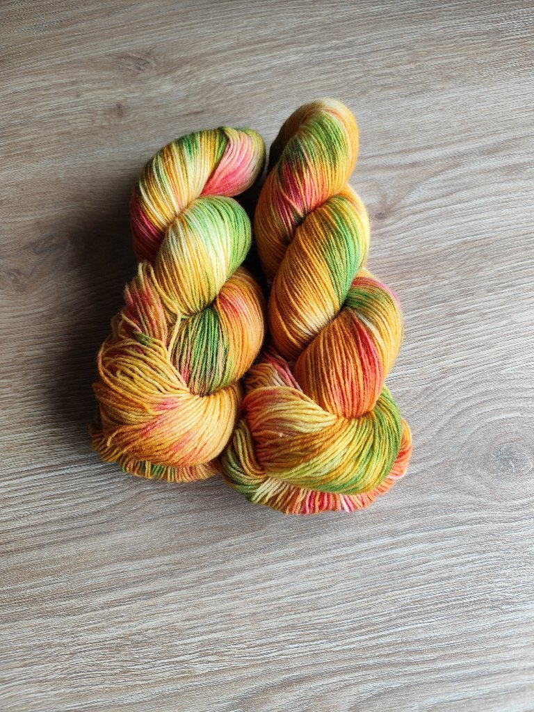T.k. 2 strengen handgeverfd sokkengaren kleur Ibiza, Hobby en Vrije tijd, Breien en Haken, Ophalen of Verzenden, Nieuw, Breien of Haken