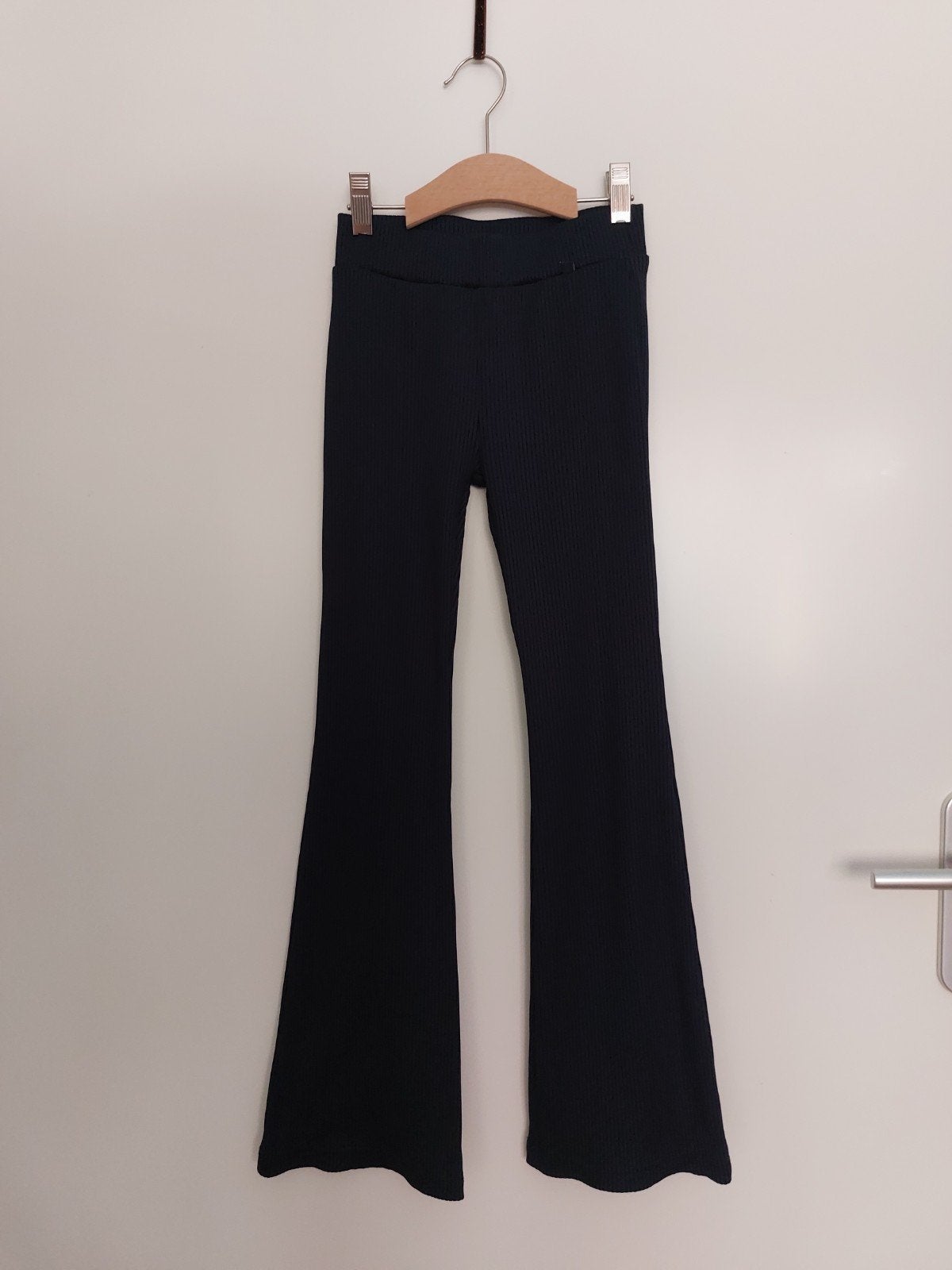 WE flared broek maat 134 z.g.a.n., Kinderen en Baby's, Kinderkleding | Maat 134, Broek, WE, Meisje, Ophalen of Verzenden