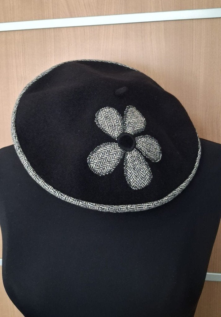 Dames baret zwart met bloem S | 100% wol | zgan, Ophalen of Verzenden, Zo goed als nieuw, 55 cm (S, 6⅞ inch) of minder, Pet